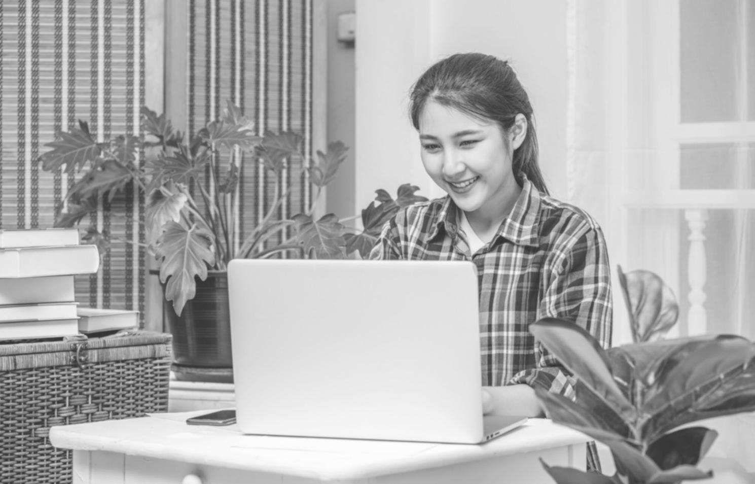 Estudiante aplicando técnicas de categorización financiera